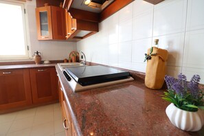 Køleskab, mikrobølgeovn, kogeplade, højstol