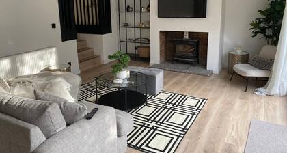 Sleeps7-Parking-Garden-Patio