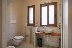 Dusch, hårtork och handdukar