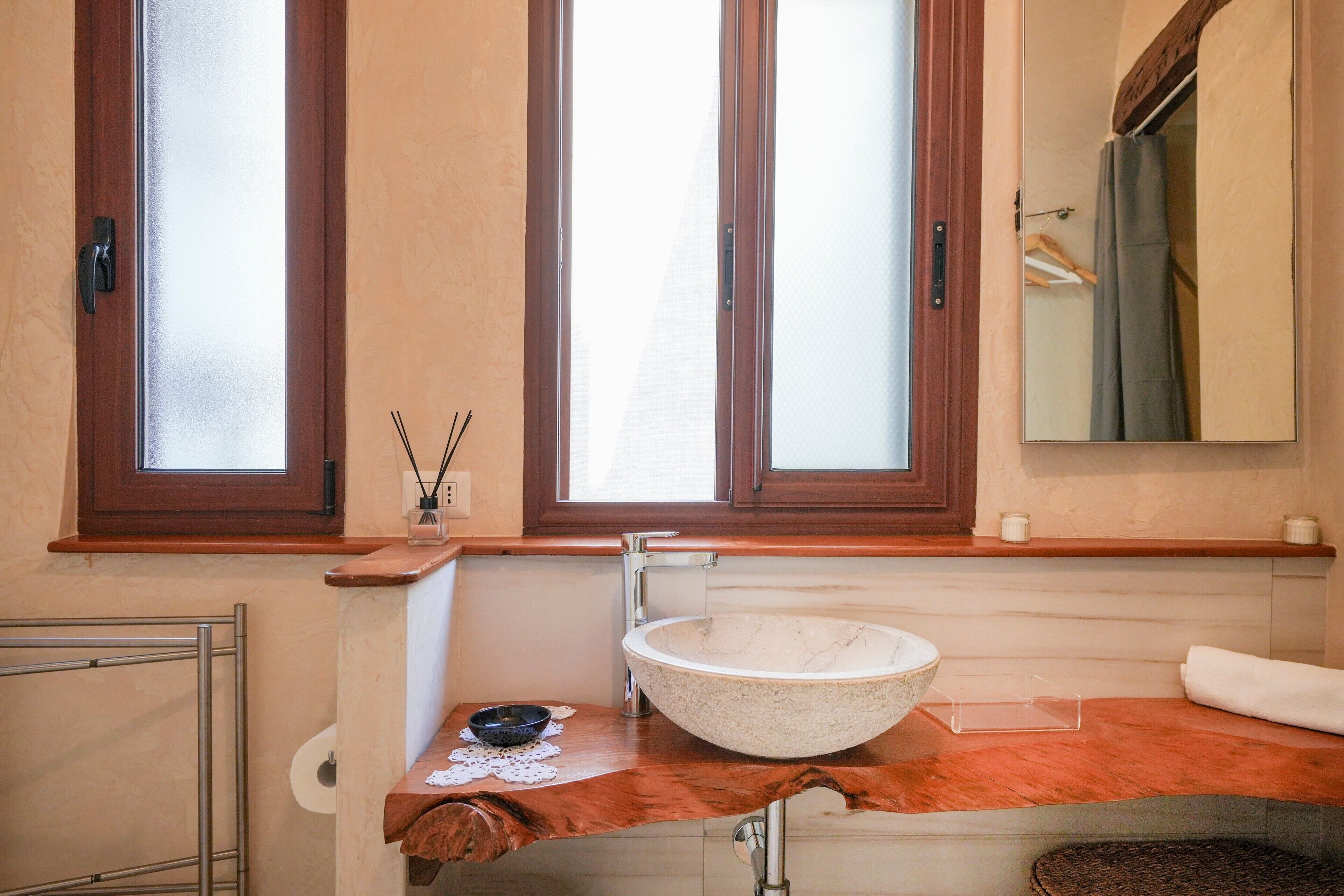 Regadera, secadora de cabello, toallas 