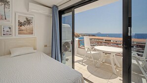 2 bedrooms, free WiFi, bed sheets - Apartment with Beautiful Ocean View, Pool, Garden, Terrace & Wi-Fi (Costa del Silencio)