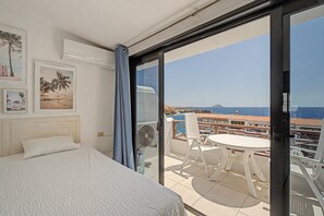 2 bedrooms, WiFi (free), bed sheets - Apartment with Beautiful Ocean View, Pool, Garden, Terrace & Wi-Fi (Costa del Silencio)