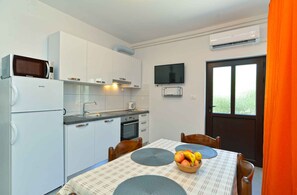 Køleskab, ovn, kogeplade, kaffe-/temaskine