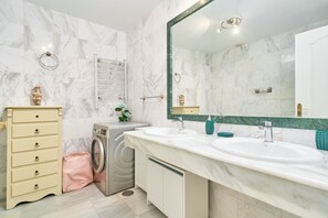 Douche, sèche-cheveux, serviettes fournies