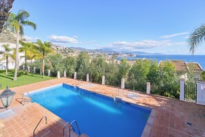 Pool - Apartment 'Vista Al Mar' with Sea View, Wi-Fi and Air Conditioning (La Herradura)