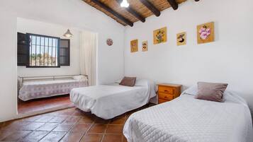 3 bedrooms, iron/ironing board, free WiFi, bed sheets