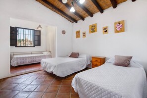 3 bedrooms, iron/ironing board, free WiFi, bed sheets