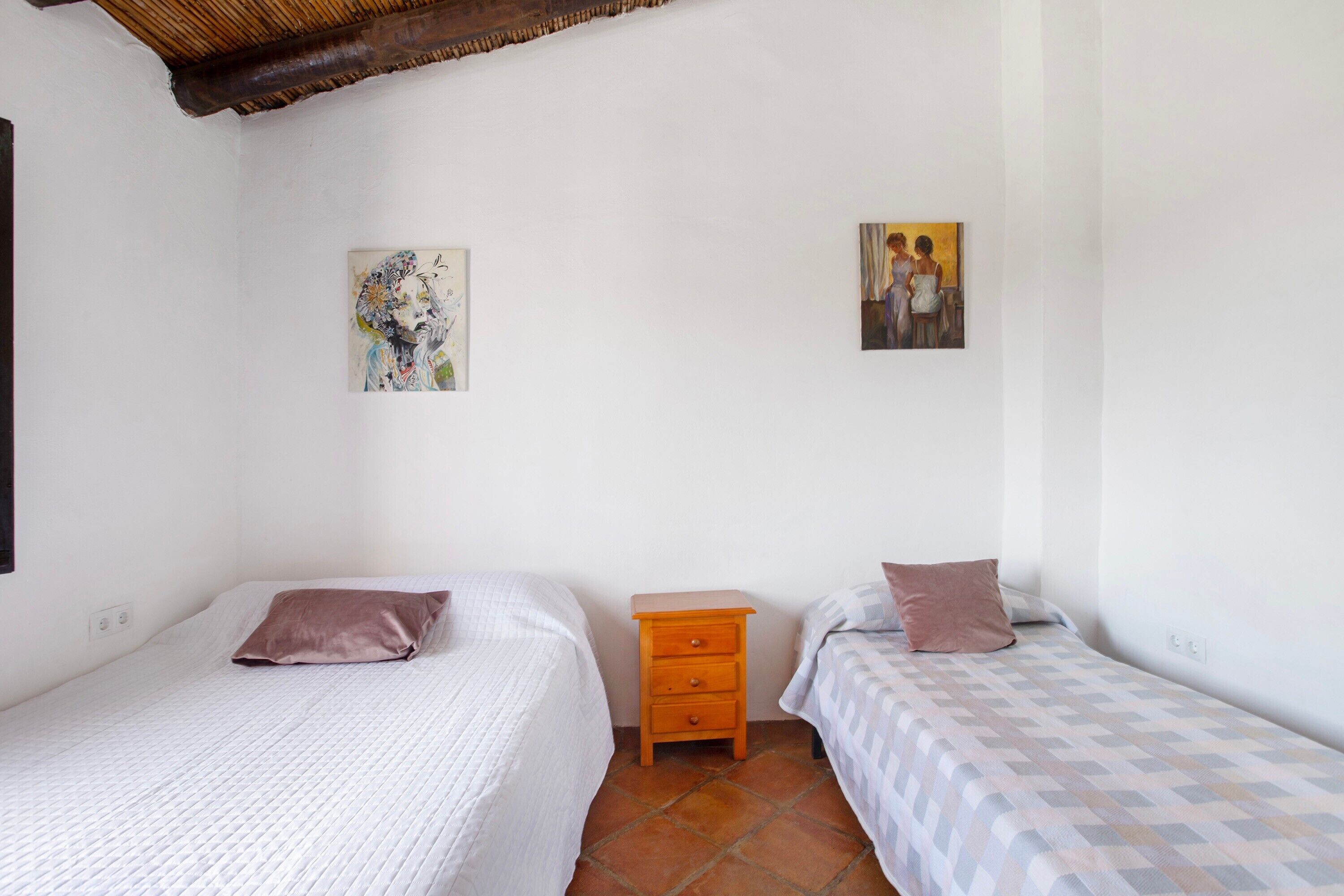 3 slaapkamers, een strijkplank/strijkijzer, gratis wifi, beddengoed