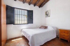 3 slaapkamers, een strijkplank/strijkijzer, gratis wifi, beddengoed