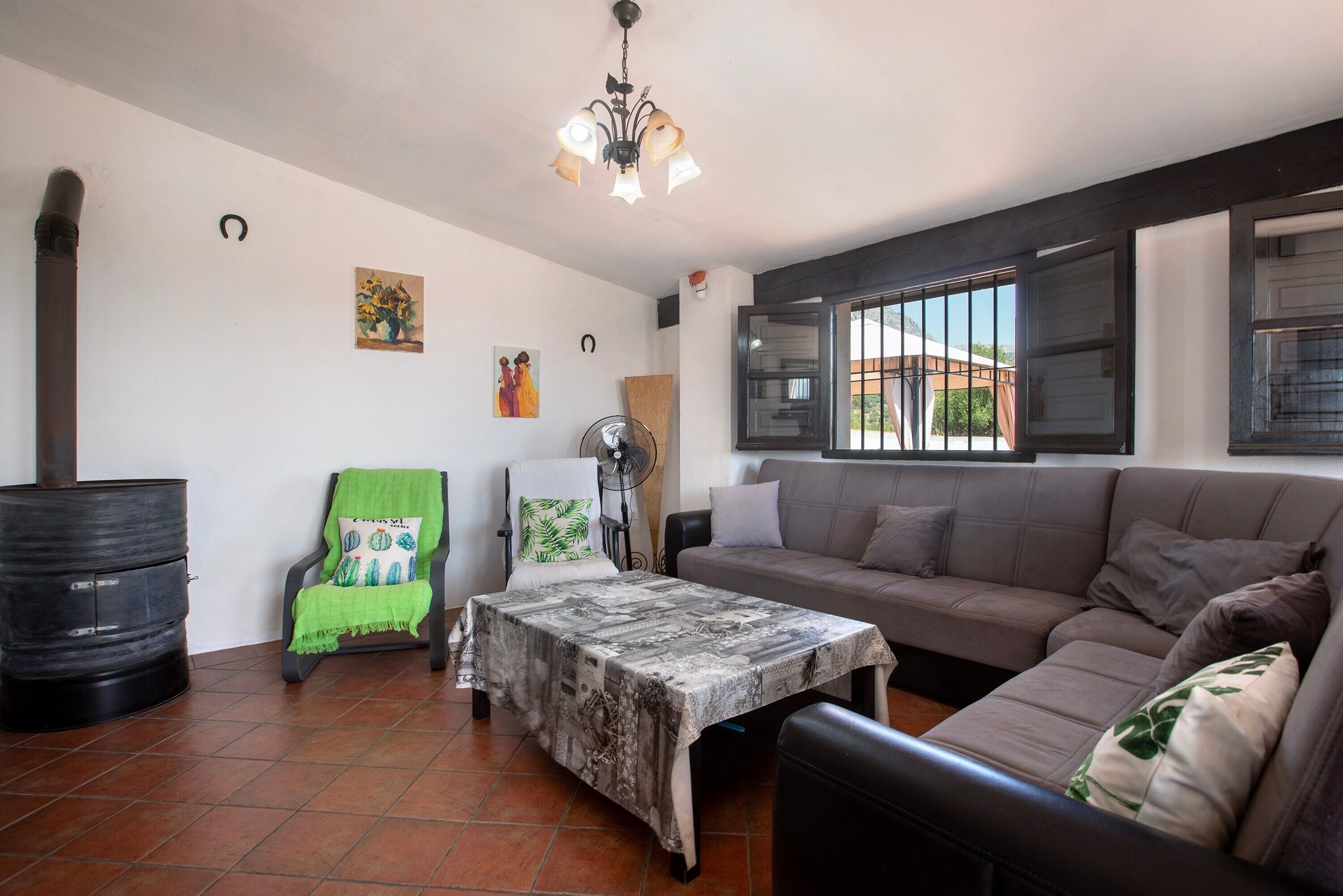 Een televisie en een open haard