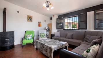 Een televisie en een open haard