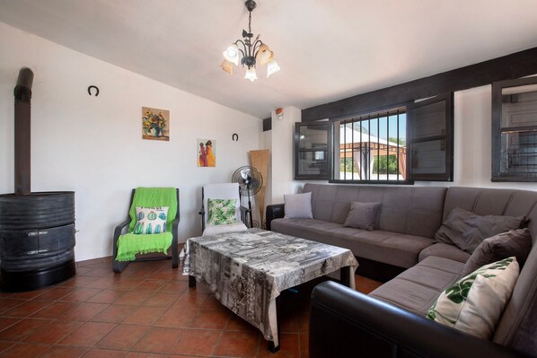 Televisión y chimenea 