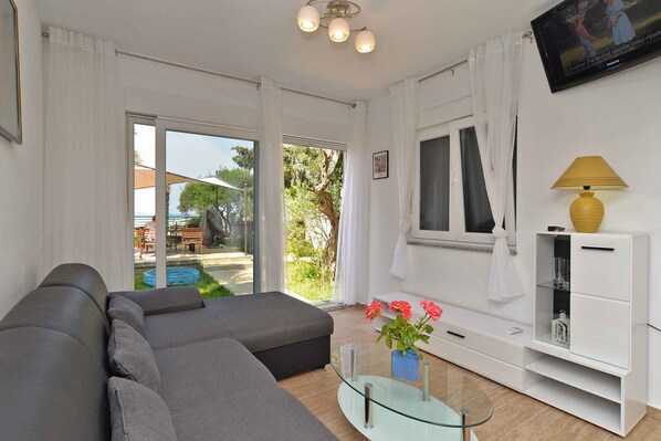 TV - Holiday apartment with air conditioning (Peroj)