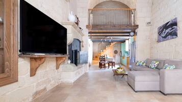 Televisie en een open haard