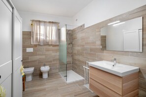 Shower, hair dryer, towels - Holiday Home 'La Casa Di Bosco' with Mountain View, Private Garden and Wi-Fi (Casanova Lerrone)