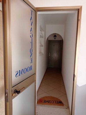 Interior - Apartment 'Deluxe Room' with Private Terrace, Wi-Fi and Air Conditioning (Valle Clavia)