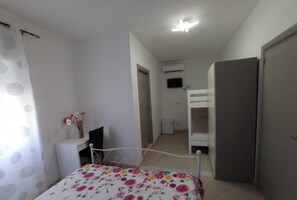 1 bedroom, free WiFi, bed sheets - Apartment 'Deluxe Room' with Private Terrace, Wi-Fi and Air Conditioning (Valle Clavia)