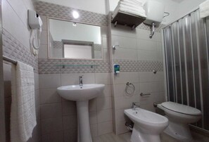 Shower, hair dryer, towels - Apartment 'Deluxe Room' with Private Terrace, Wi-Fi and Air Conditioning (Valle Clavia)