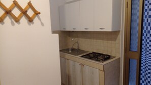 Geladeira, cooktop, talheres/pratos/utensílios de cozinha