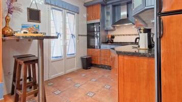 Een koelkast, een magnetron, een oven, een kookplaat