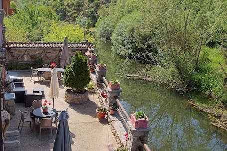 Outdoor dining. Casa La Cuadra I: ski slope access, mountain views & terrace