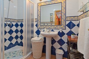 Shower, hair dryer, towels - Holiday Home 'La Cuadra I' with Mountain View, Shared Terrace and Wi-Fi (Leon)