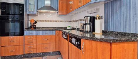 冷蔵庫、電子レンジ、オーブン、コンロ