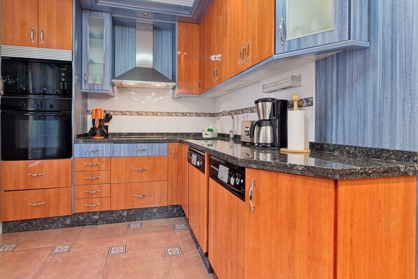 Frigorifero, microonde, forno, piano cottura