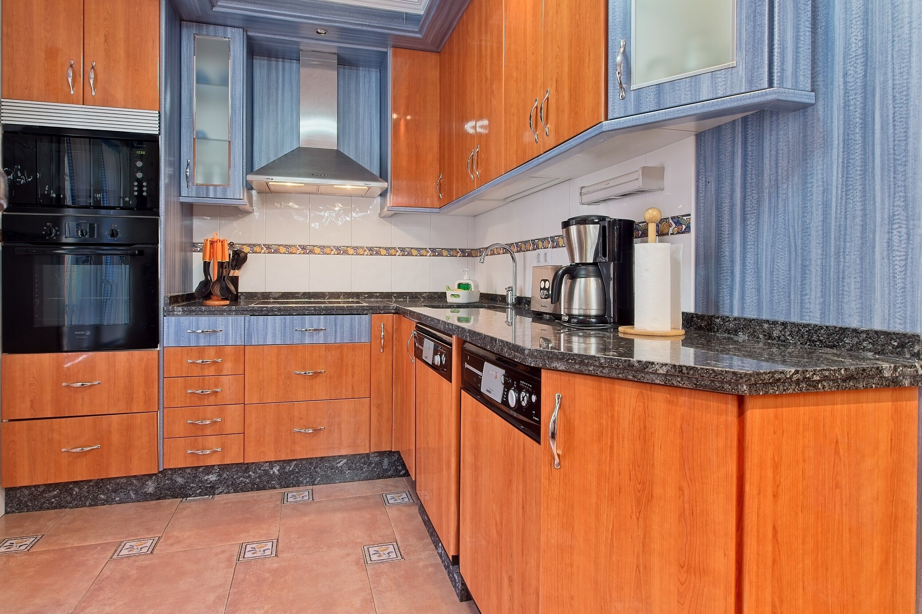 Køleskab, mikrobølgeovn, ovn, kogeplade