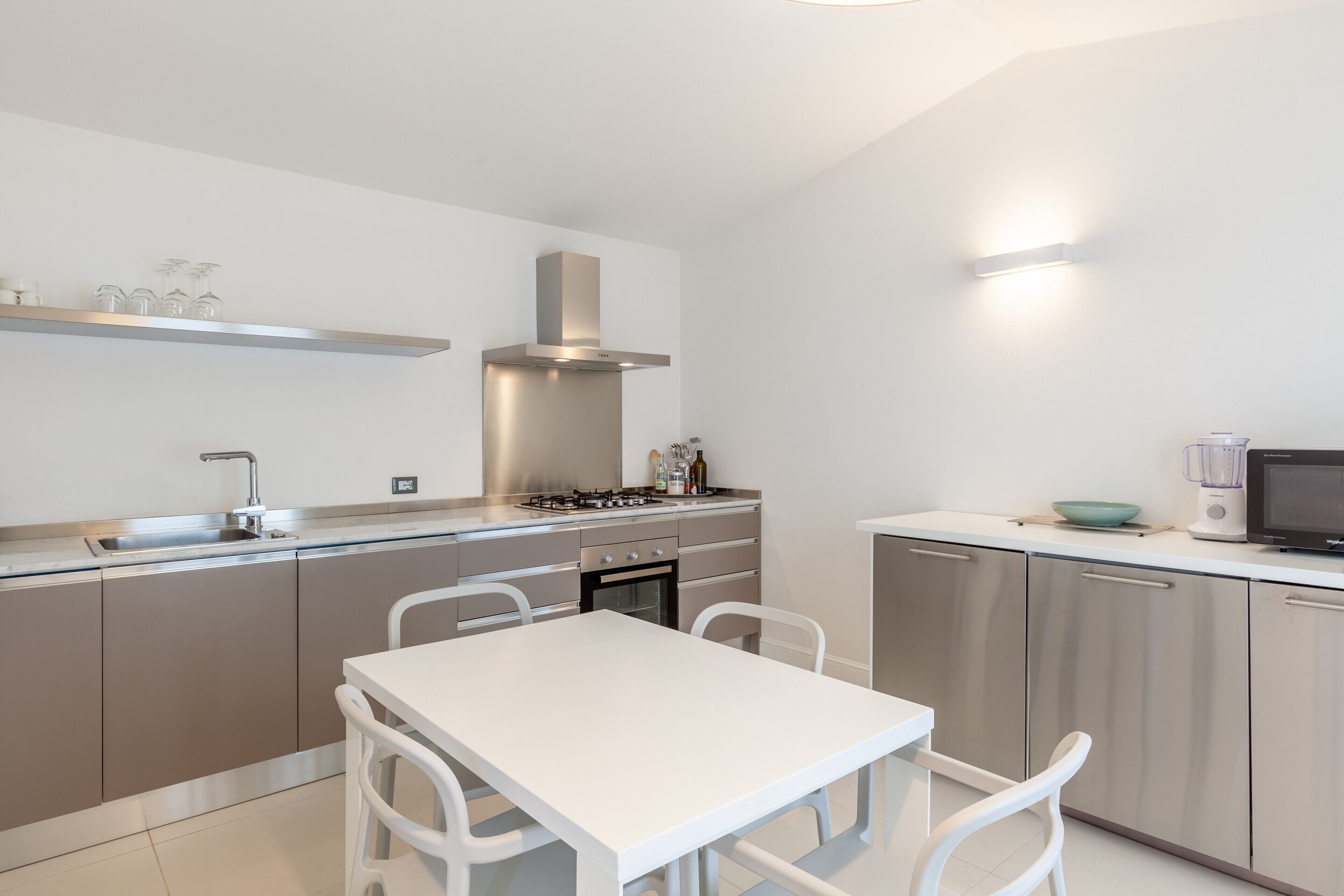 Geladeira, micro-ondas, fogão, cooktop