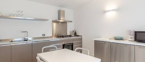 Jääkaappi, mikroaaltouuni, uuni, liesi