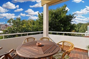 Outdoor dining - Holiday apartment with air conditioning (Valbandon)