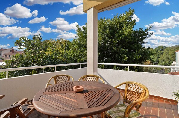 Outdoor dining - Holiday apartment with air conditioning (Valbandon)