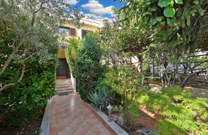 Property grounds - Holiday apartment with air conditioning (Valbandon)