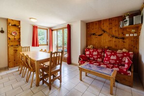 Dining - Apartment 'Edelweiss' with Mountain View, Shared Terrace and Wi-Fi (Valloire)