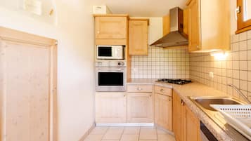 Geladeira, micro-ondas, fogĂŁo, cooktop