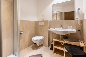 Dusche, Haartrockner, Handtücher