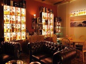 Bar (on property) - Apartment 'Omis Pennhaus' with Mountain View, Shared Terrace and Wi-Fi (Martell)