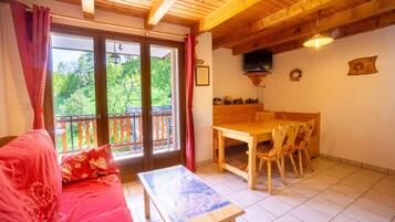 Een televisie en een tafeltennistafel