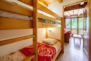 2 bedrooms, iron/ironing board, free WiFi, bed sheets - Apartment 'Anémone' with Mountain View, Shared Terrace and Wi-Fi (Valloire)