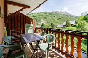 Outdoor dining - Apartment 'Anémone' with Mountain View, Shared Terrace and Wi-Fi (Valloire)