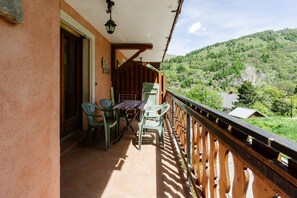 Outdoor dining - Apartment 'Anémone' with Mountain View, Shared Terrace and Wi-Fi (Valloire)