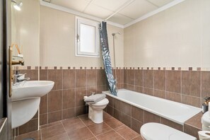 Douche, sèche-cheveux, serviettes fournies