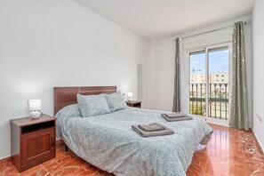 3 chambres, fer et planche à repasser, Wi-Fi gratuit, draps fournis