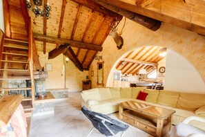 TV, table tennis - Apartment 'Lupins' with Mountain View, Shared Terrace and Wi-Fi (Valloire)