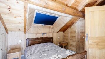 4 bedrooms, iron/ironing board, free WiFi, bed sheets