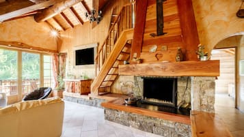 TV, tavolo da ping pong