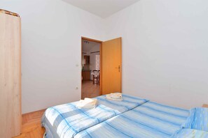 2 bedrooms, iron/ironing board, WiFi