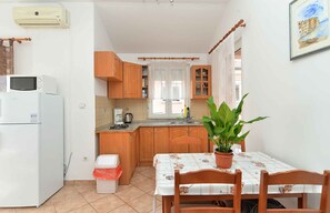 Kühlschrank, Mikrowelle, Herdplatte, Wasserkocher