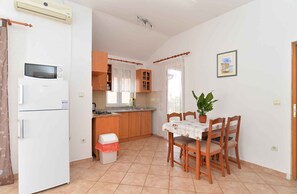 Refrigerador, microondas, parrilla de estufa y cafetera y tetera 